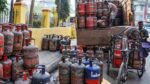 LPG Price Today: एलपीजी सिलेंडर के दाम ₹218 तक बढ़े, युद्ध के बीच बड़ा झटका, चार महीने में करीब ₹500 तक बढ़ी कीमत
