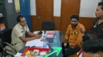 CG-थाने में ‘मेहमाननवाजी’ पड़ी भारी: कबाड़ कारोबारी को चाय पिलाने वाले दो पुलिसकर्मी लाइन अटैच, वायरल फोटो से मचा बवाल