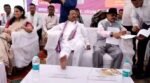 CG-मंत्री जी का ‘वीआईपी ठाठ’! जनता जमीन पर, मंत्री टेबल पर पैर पसारकर…सुशासन तिहार में वायरल तस्वीर में घिरे मंत्री, उठ रहे सवाल, देखें Video