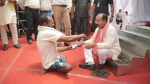 सुशासन तिहार में अनोखी तस्वीर….दिव्यांग का आवेदन लेने खुद मंच से नीचे आए अरुण साव, सीढ़ियों पर बैठकर सुनी समस्या