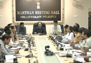Live Grievance Redressal: Bilaspur Collector Sanjay Agrawal Dials Applicant Mid-Meeting, Assures Ujjwala Benefit Once Portal Reopens