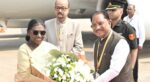 रायपुर पहुंचीं राष्ट्रपति द्रौपदी मुर्मू, सीएम साय ने किया भव्य स्वागत, कल बस्तर के मुरिया दरबार में लेंगी हिस्सा