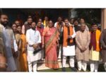 न कार से एंट्री, न मीटिंग में मोबाइल… स्मृति ईरानी ने पहली बैठक में लागू किया सख्त प्रोटोकॉल, मंत्रियों को पैदल जाना पड़ा